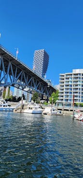 Pontón de lujo sobre el agua para 8 personas para una fiesta de barbacoa en False Creek de Vancouver