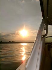 200$ par heure du lundi au jeudi | 350$ par heure sur le vol F-Su | 12 personnes | Yacht de luxe SLX 350