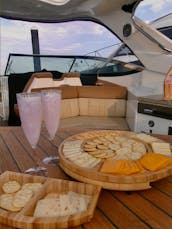 200$ par heure du lundi au jeudi | 350$ par heure sur le vol F-Su | 12 personnes | Yacht de luxe SLX 350