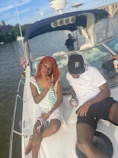 N'en rêvez pas. Vivez-le ! Louez et montez à bord du yacht Sea Ray Sundancer de 37 pieds à Washington, dans le district de Columbia