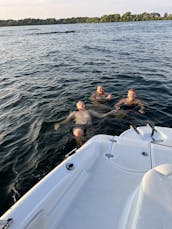 20' Sea Ray Deck Boat - Lake Minnetonka Fall Special $125/hour